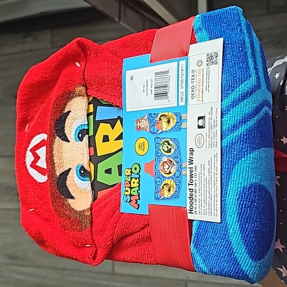 Super Mario Hooded Towel - Picture 2 of 5